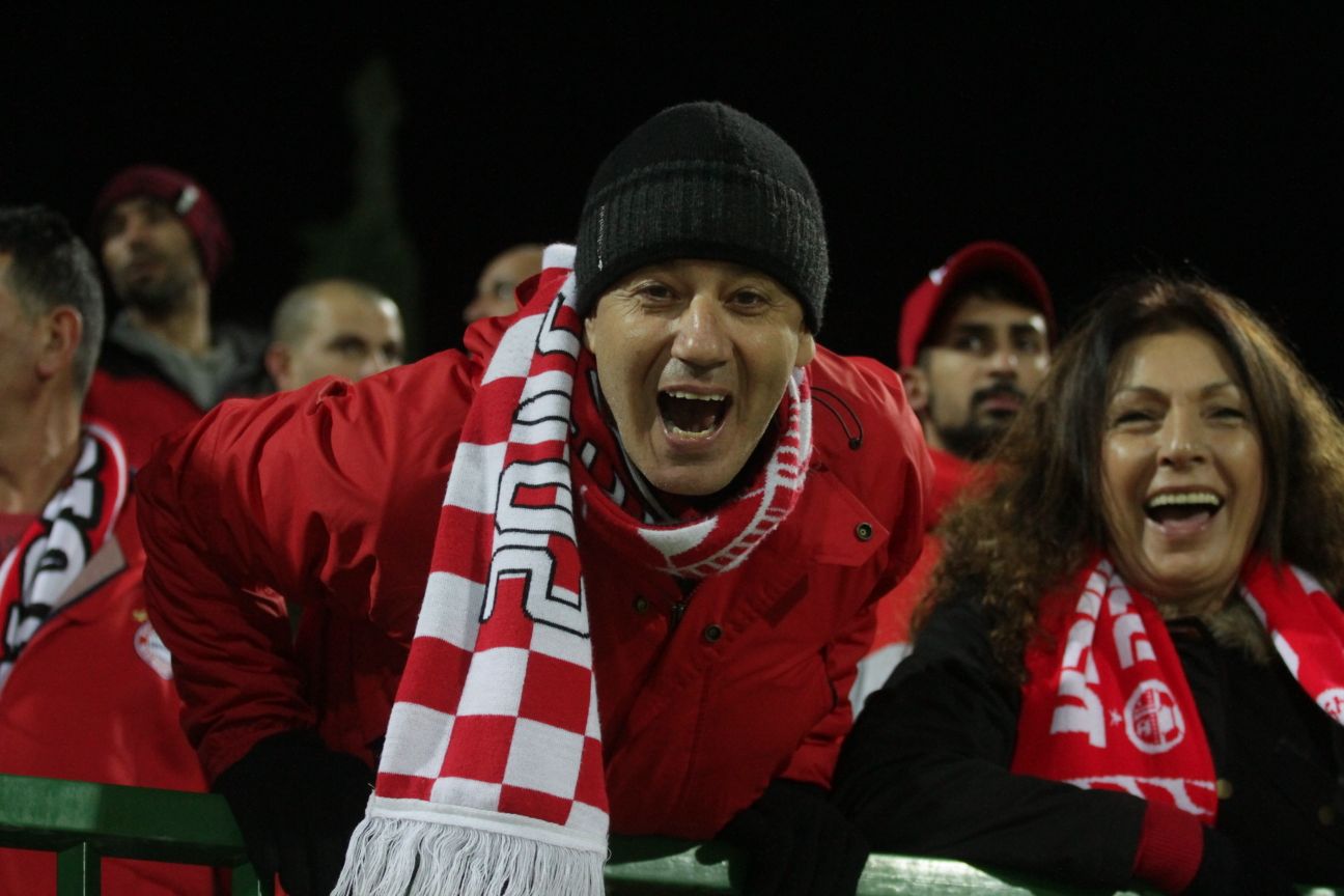 שמחת אוהדים באשקלון. 2,000 אדומים גדשו את היציע הדרומי (צילום: בן בודה)